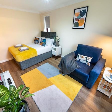 Grange Studio Apartment - Heathrow Staines-upon-Thames Buitenkant foto