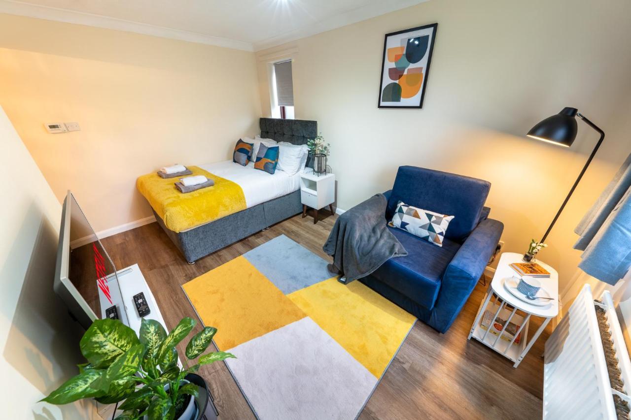 Grange Studio Apartment - Heathrow Staines-upon-Thames Buitenkant foto