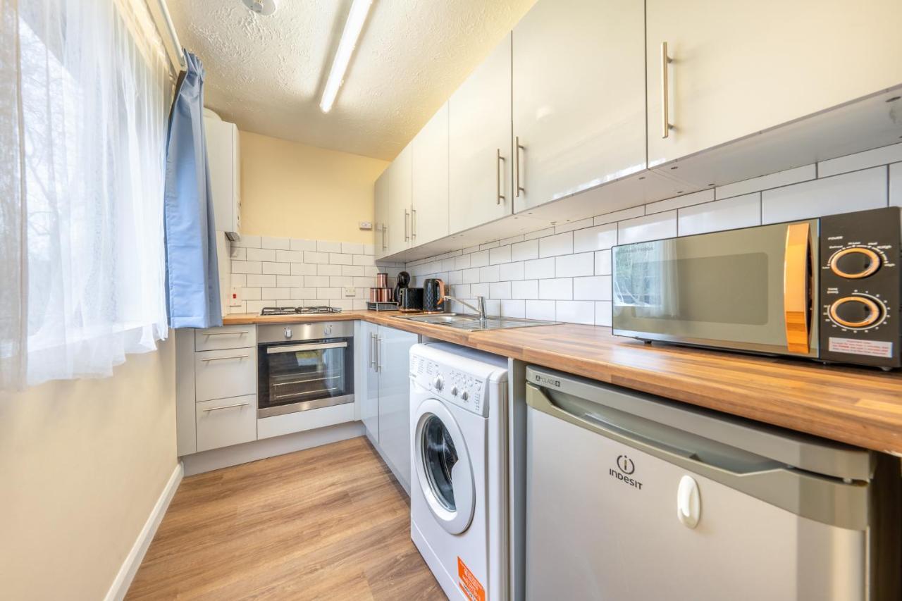 Grange Studio Apartment - Heathrow Staines-upon-Thames Buitenkant foto