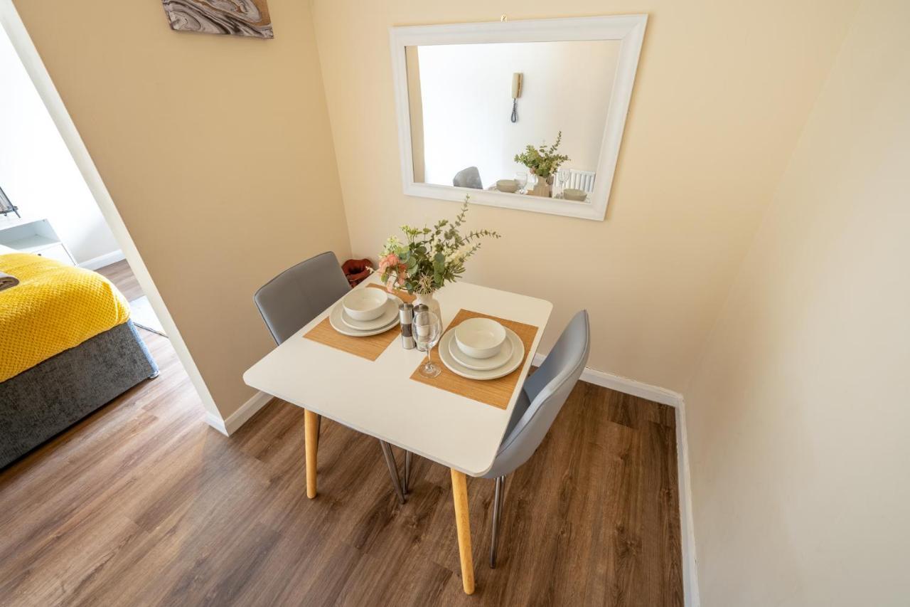Grange Studio Apartment - Heathrow Staines-upon-Thames Buitenkant foto