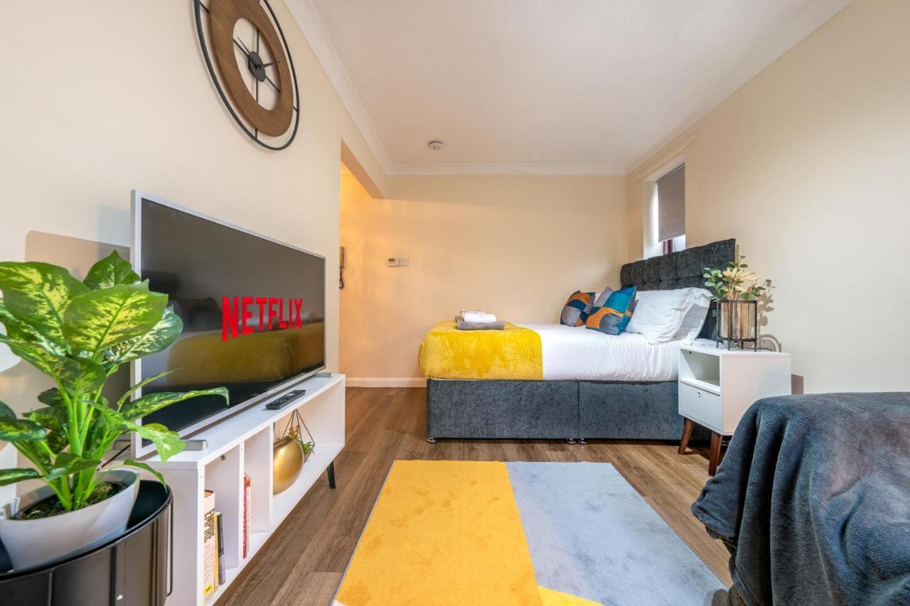 Grange Studio Apartment - Heathrow Staines-upon-Thames Buitenkant foto