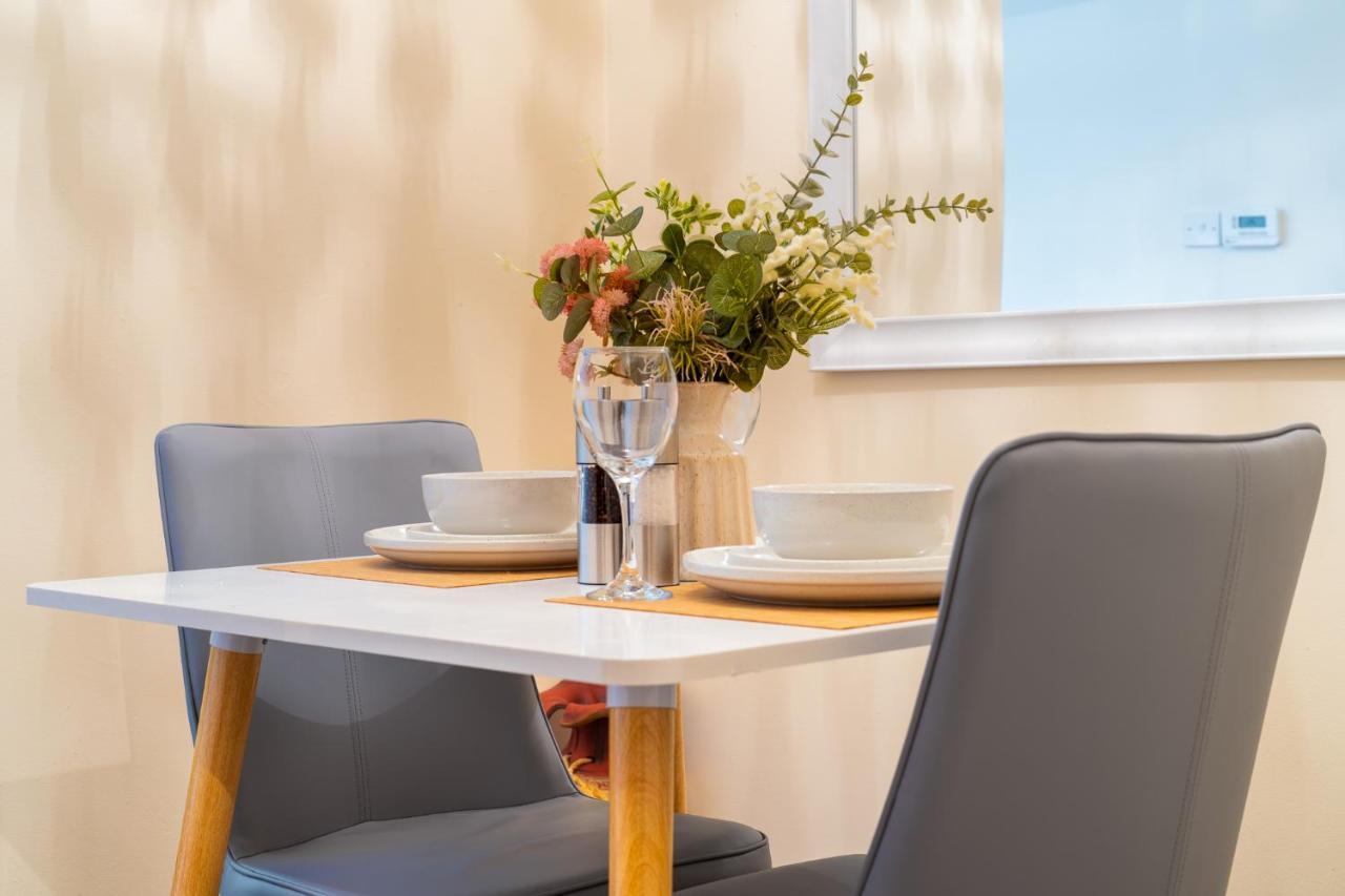Grange Studio Apartment - Heathrow Staines-upon-Thames Buitenkant foto