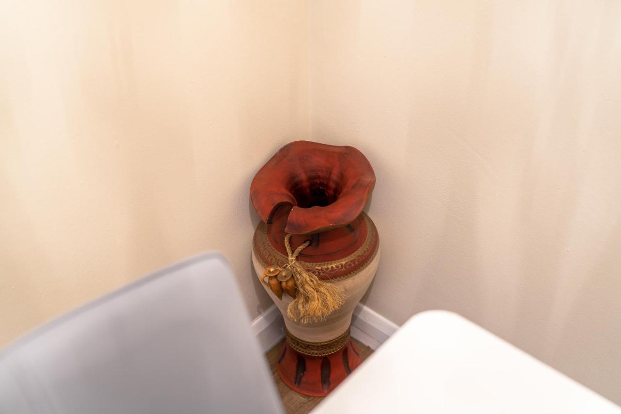 Grange Studio Apartment - Heathrow Staines-upon-Thames Buitenkant foto