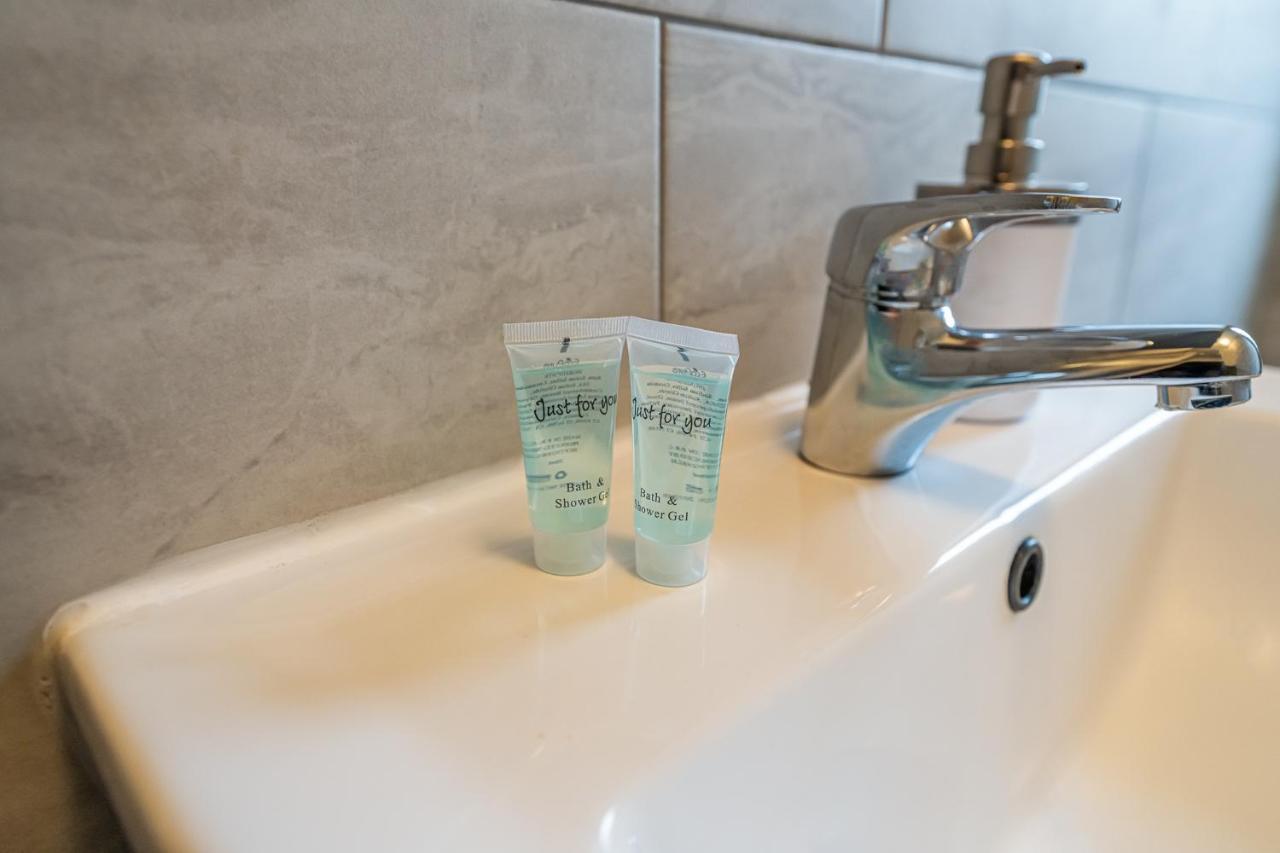 Grange Studio Apartment - Heathrow Staines-upon-Thames Buitenkant foto