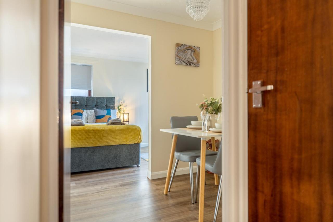 Grange Studio Apartment - Heathrow Staines-upon-Thames Buitenkant foto