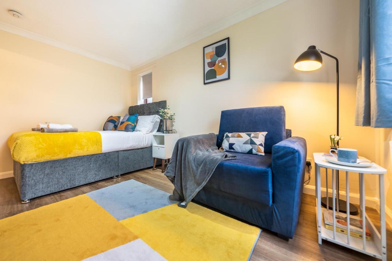 Grange Studio Apartment - Heathrow Staines-upon-Thames Buitenkant foto