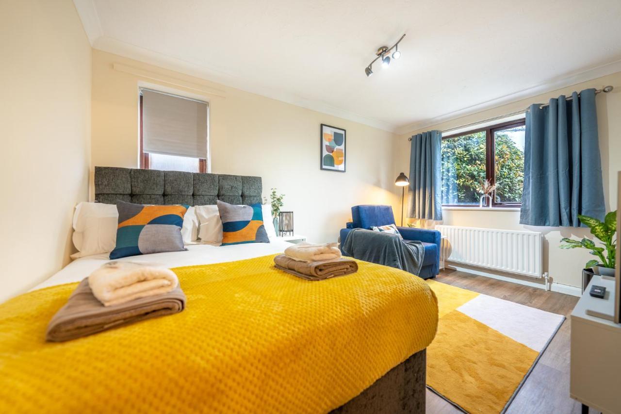 Grange Studio Apartment - Heathrow Staines-upon-Thames Buitenkant foto