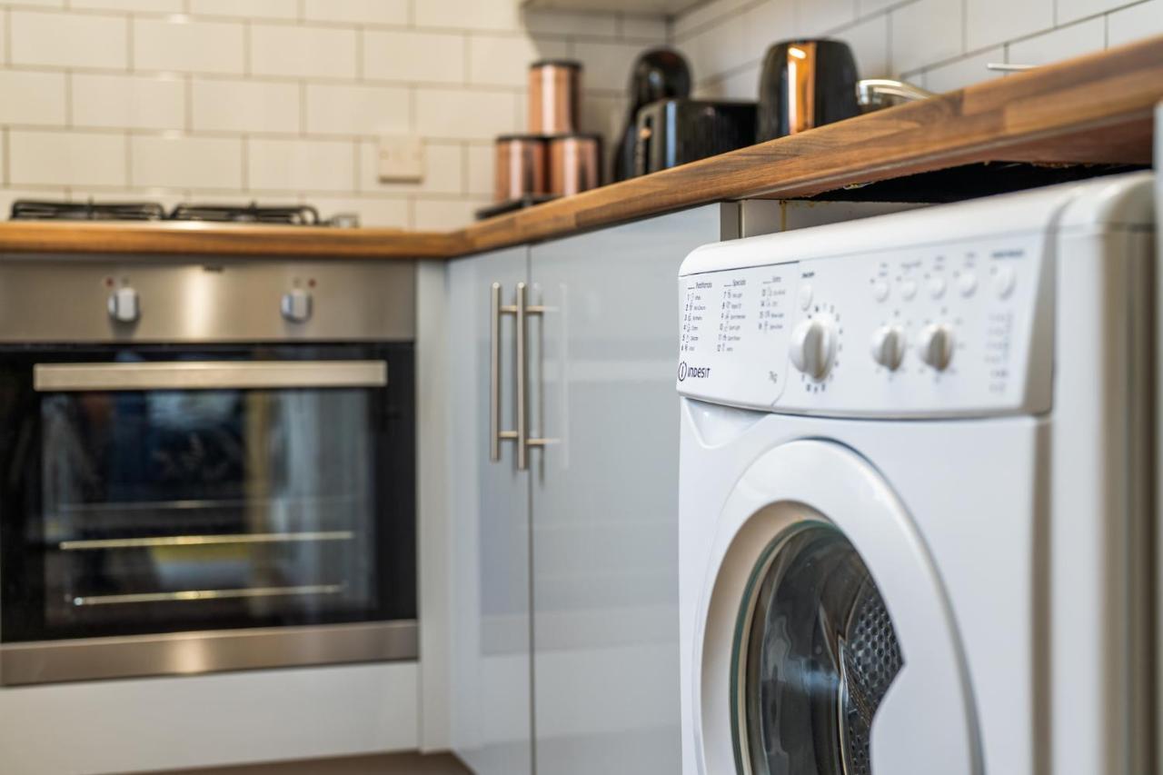Grange Studio Apartment - Heathrow Staines-upon-Thames Buitenkant foto