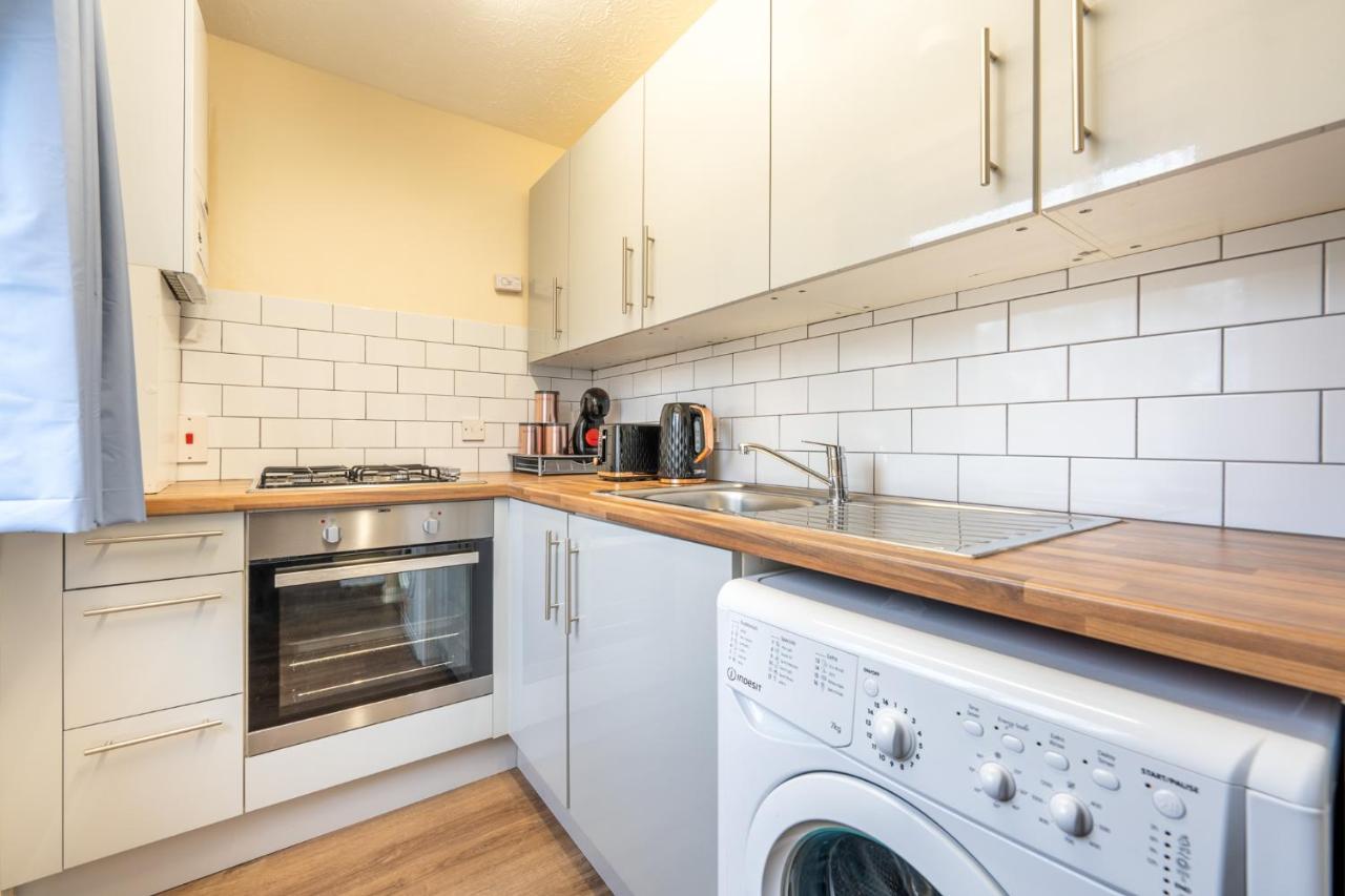 Grange Studio Apartment - Heathrow Staines-upon-Thames Buitenkant foto