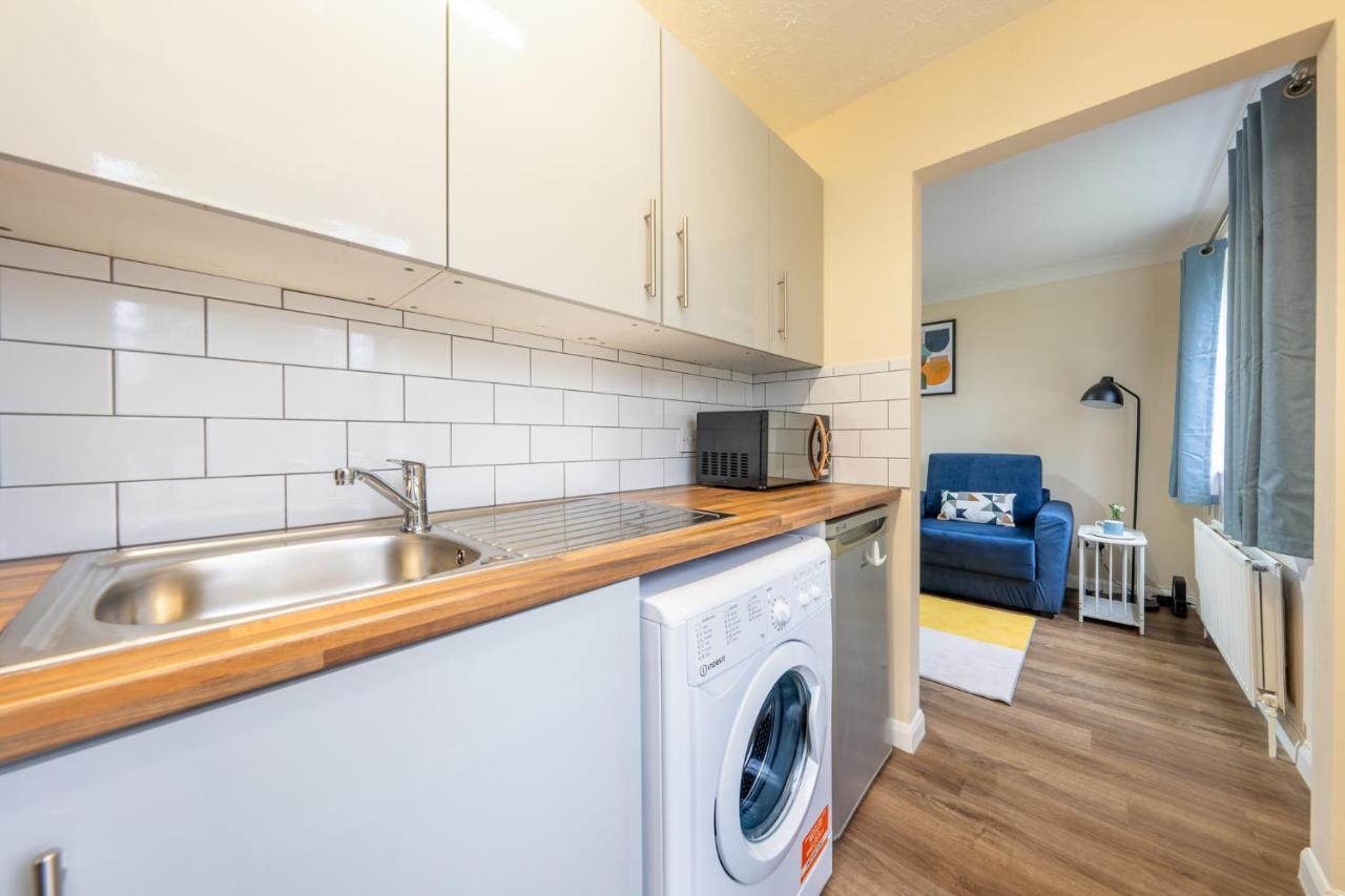 Grange Studio Apartment - Heathrow Staines-upon-Thames Buitenkant foto